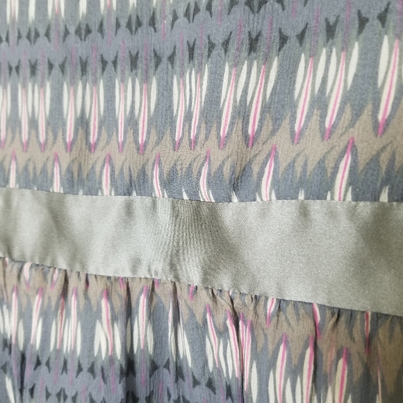 DEVELOPMENT BY ERICA DAVIES gray silk print top - Picture 5 of 8